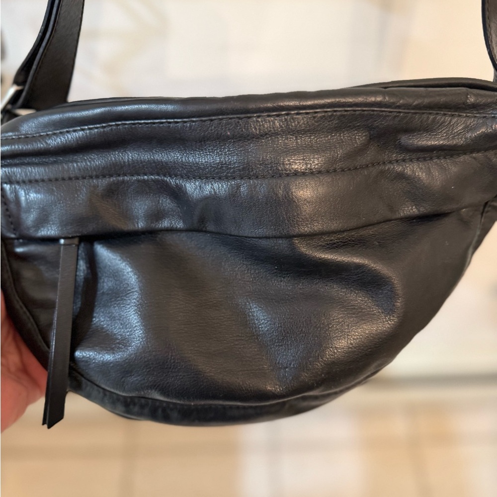Black leather shoulder bag ,
. Barely used . I paid over $150 . Nice leather